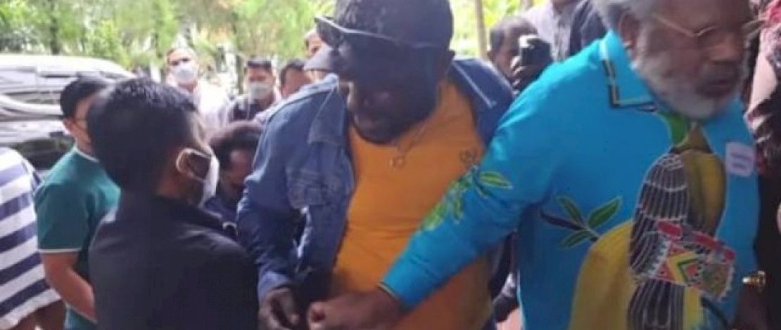 Bupati Mimika saat diamankan KPK memakai baju biru. 