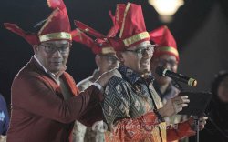 FOTO: Momen Ridwan Kamil Memijit Menparekraf Sandiaga Uno Pada Pegelaran F8 di Makassar