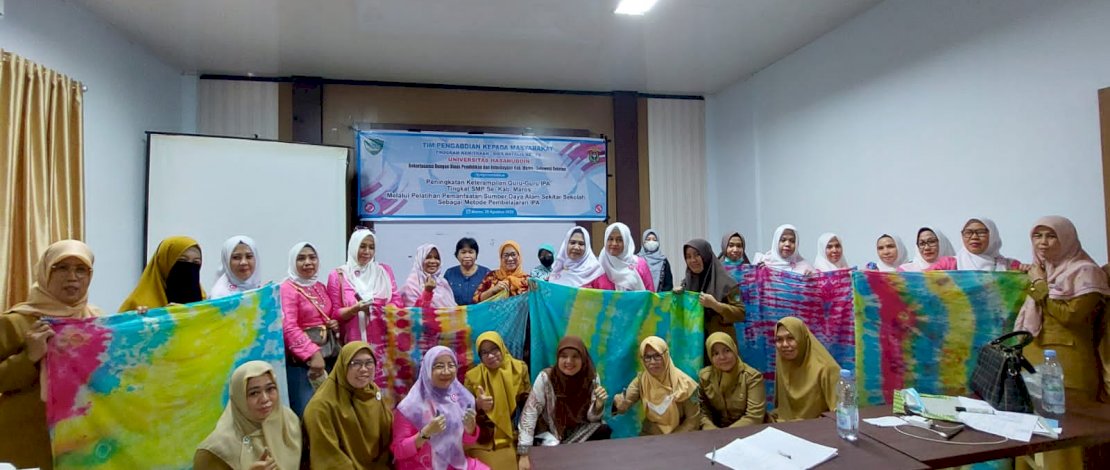 Tim Pengabdian Dies Natalis Unhas ke-66 dan para guru SMP IPA di Kabupaten Maros berinovasi media ajar IPA dari alam sekitar, menyambut Kurikulum Merdeka Belajar.