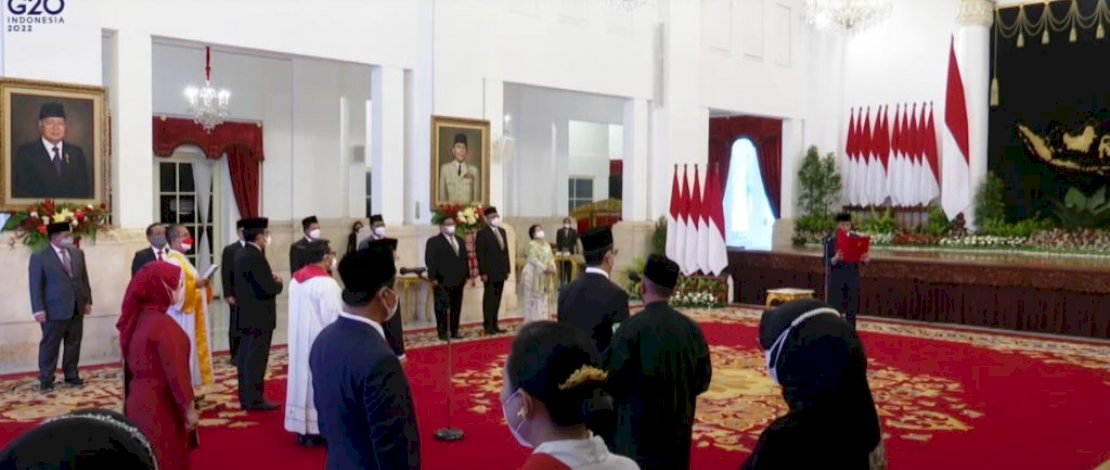 Presiden Jokowi lantik anggota DKPP masa tugas tahun 2022-2027 di Istana Negara, Jakarta, Rabu (07/2022).