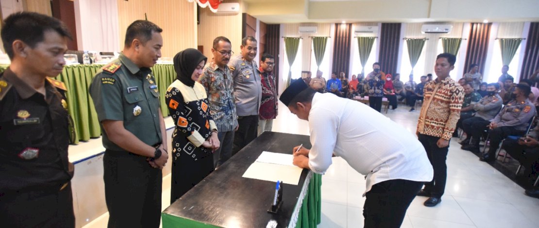 Bupati Lutra, Indah Putri Indriani, menyaksikan penandatanganan Pakta Integritas oleh Calon Kades peserta Pilkades serentak, Kamis, 8 September 2022. Bupati Lutra, Indah Putri Indriani, menyaksikan penandatanganan Pakta Integritas oleh Calon Kades peserta Pilkades serentak, Kamis, 8 September 2022.