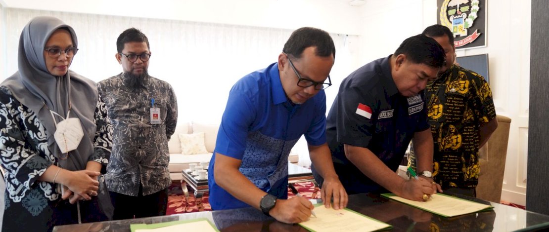 Sekprov Sulsel Abdul Hayat Gani dan Wali Kota Bogor Bima Arya, menandatangani MoU Pinjam Pakai Lahan Asrama Mahasiswa, Kamis, 8 September 2022.