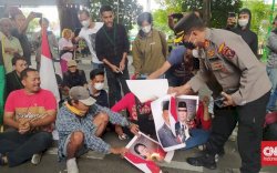 Demo Protes Kenaikan BBM di Sumut, Gambar Puan Maharani Disulut Api