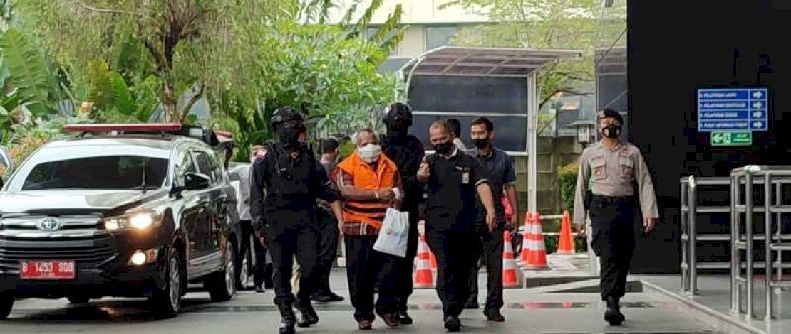 Lengkap dengan Rompi Oranye, Bupati Mimika Tiba di Gedung KPK