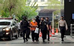 Lengkap dengan Rompi Oranye, Bupati Mimika Tiba di Gedung KPK