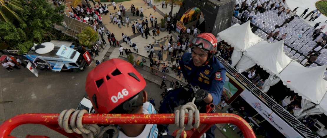 Dinas Damkar membuka kesempatan bagi pengunjung Makassar F8 untuk mencoba rappelling.