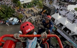 Damkar Makassar Ajak Pengunjung F8 Uji Adrenalin