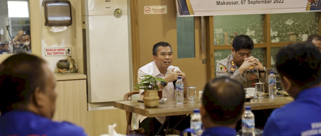 Bincang Santai Menyikapi Kenaikan Harga BBM yang menghadirkan narasumber yaitu, Kapolres Pelabuhan Makassar AKBP Yudi Frianto, Kepala Badan Kesatuan Bangsa dan Politik Kota Makassar Zainal Ibrahim, dan Humas PT Pertamina Regional Sulawesi Laode Syarifuddin, di Cafe Daily Makassar, Rabu, 7 September 2022.