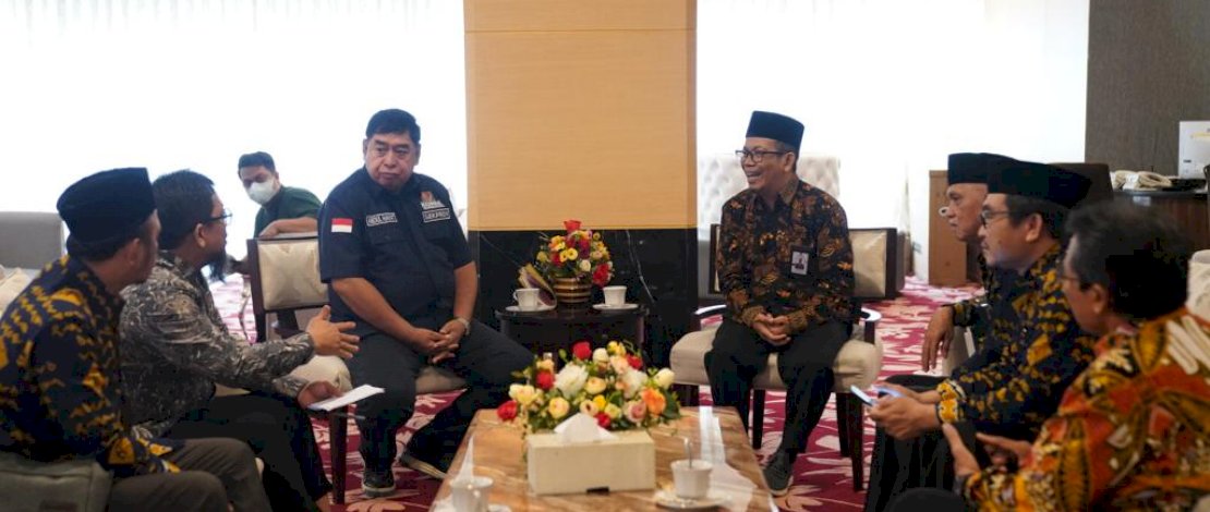 Sekprov Sulsel Abdul Hayat saat menerima kunjungan pengurus Baznas Provinsi Sulsel, di Barunga Lounge, Kamis, 8 September 2022.