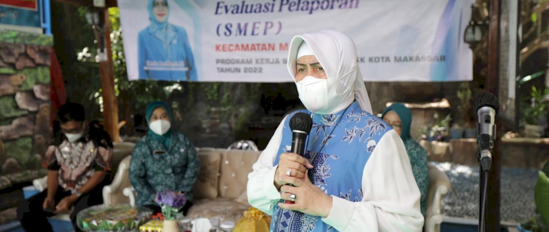 Ketua Tim Penggerak PKK Kota Makassar, Indira Yusuf Ismail, memimpin tim Supervisi, Monitoring, dan Evaluasi Pelaporan (SMEP) melakukan kunjungan di Kecamatan Makassar, Kamis, 8 September 2022.