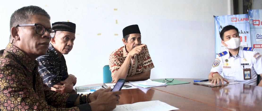 Kepala Dinas Komunikasi, Informatika, Statistik dan Persandian Kabupaten Lutra (Diskominfo SP), Arief R Palallo, memimpin Rapat Koordinasi Persiapan Pelaksanaan Bimtek Penyusunan Masterplan Smart City Tahap IV, di Ruang Media Center Diskominfo, Kamis, 8 September 2022. Kepala Dinas Komunikasi, Informatika, Statistik dan Persandian Kabupaten Lutra (Diskominfo SP), Arief R Palallo, memimpin Rapat Koordinasi Persiapan Pelaksanaan Bimtek Penyusunan Masterplan Smart City Tahap IV, di Ruang Media Center Diskominfo, Kamis, 8 September 2022.