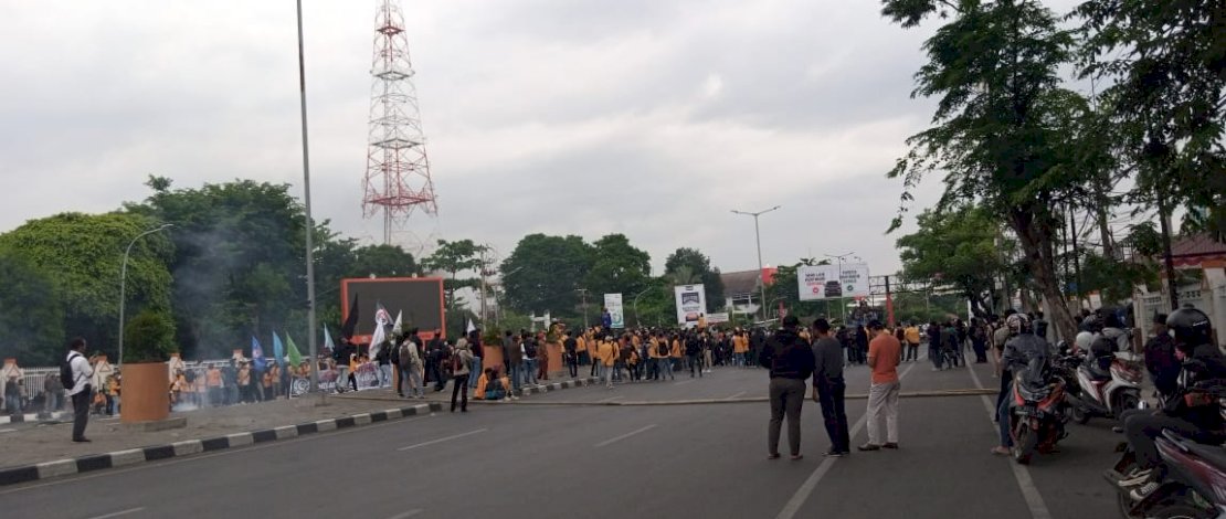 Geram Pemerintah Tak Kunjung Turunkan Harga BBM, Mahasiswa Blokade Sejumlah Ruas Jalan
