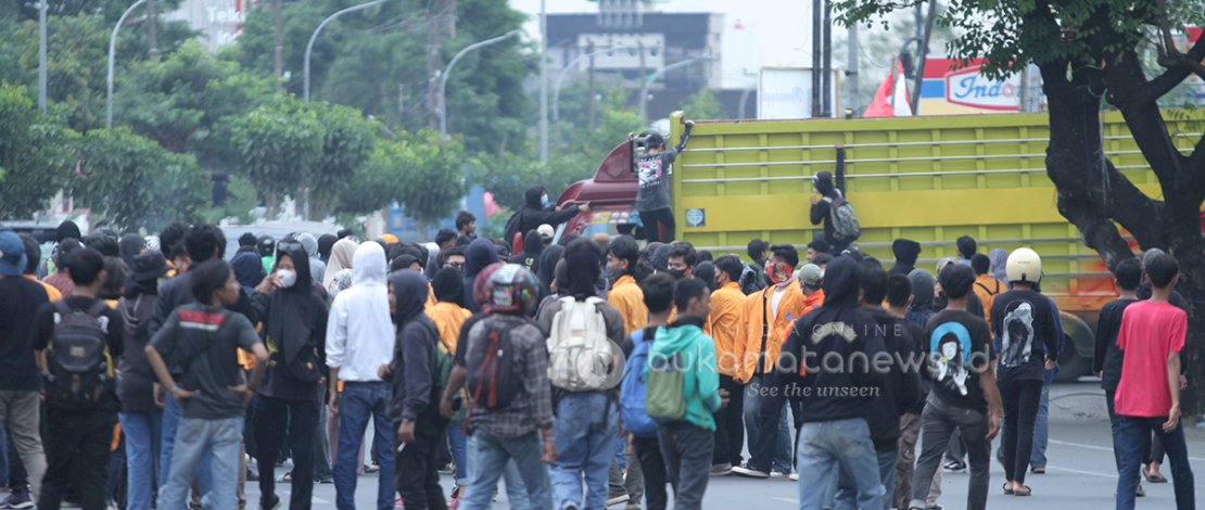 FOTO: Sore Ini Mahasiswa di Makassar Kembali Memblokade Sejumlah Ruas Jalan, Tolak Kenaikan BBM