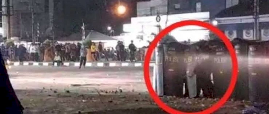 Tangkapan layar, pria diduga oknum polisi lepas anak panah ke arah demonstran di depan gedung phinisi UNM, Jalan Pettarani beberapa waktu lalu