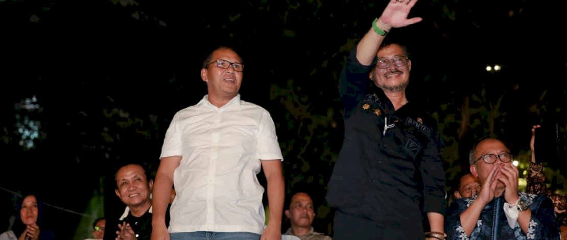 Wali Kota Makassar Moh Ramdhan Pomanto dan Ketua TP PKK Makassar Indira Yusuf Ismail turut mendampingi Mentan SYL menyaksikan Padi Reborn dengan lagu-lagu andalannya.