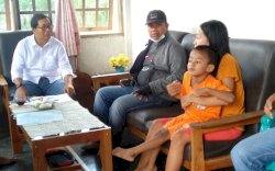 Peduli Kesejahteraan Masyarakat, Wabup Lutra Kunjungi Penderita Lumpuh di Dusun Rante   