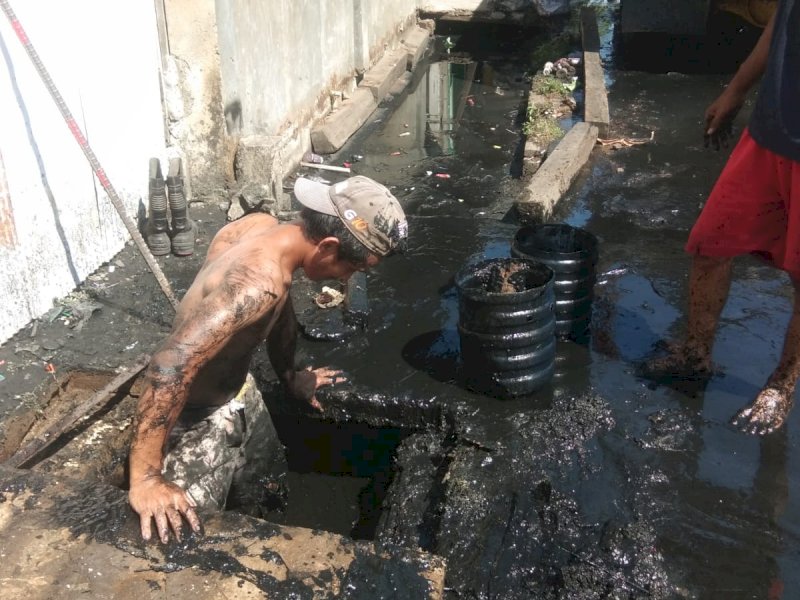 Kerja Bakti Mingguan, Warga Kelurahan Kalukubodoa Tallo Kompak Bersihkan Got