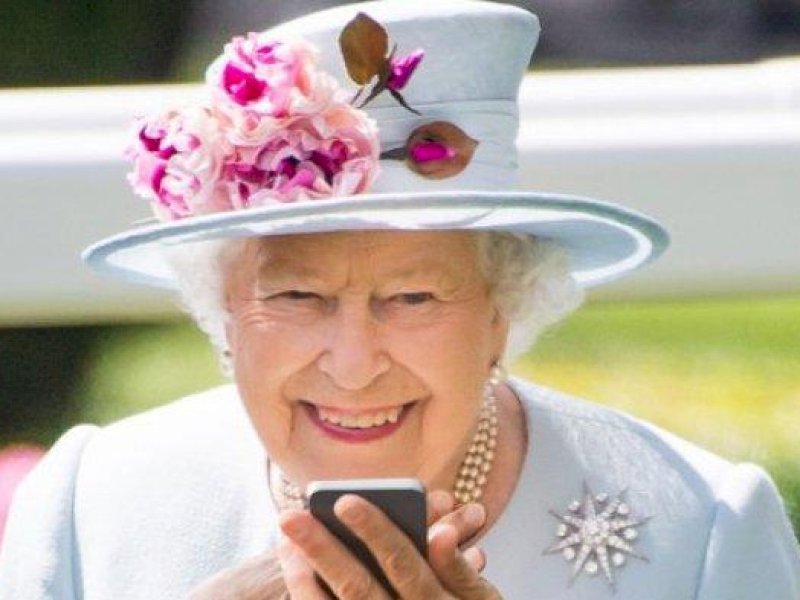 Hanya Telfonan Dua Orang, Ponsel Ratu Elizabeth II Dilundingi Perangkat Anti Hacker 
