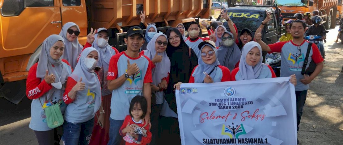 IKA 2008 SMAN 1 Binamu Jeneponto saat meramaikan Jalan Santai Silatnas di Lapangan Passamaturukang, Minggu, 11 September 2022.