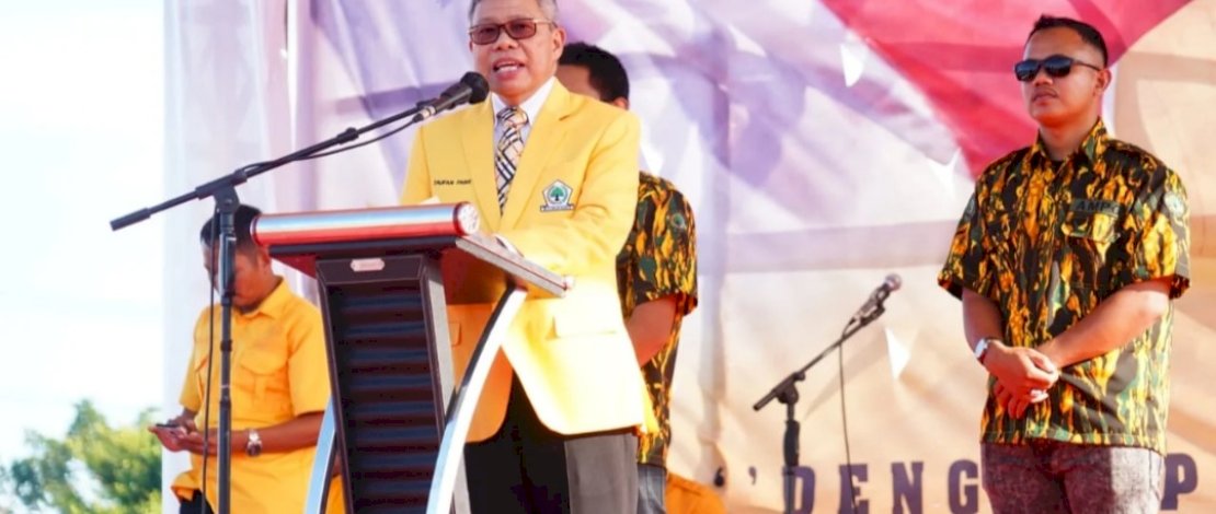 Ketua DPD I Partai Golkar Sulsel, Taufan Pawe, melantik pengurus Golkar Jeneponto, di halaman kediaman pribadi Bupati Jeneponto Iksan Iskandar di Binamu, Minggu, 11 September 2022.