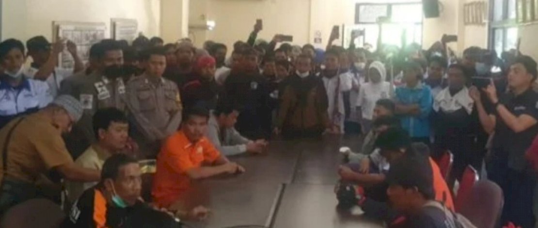 Aliansi Mahasiswa dan Buruh Mandiri saat mendatangi Gedung DPRD Kota Makassar, Senin, 12 September 2022.