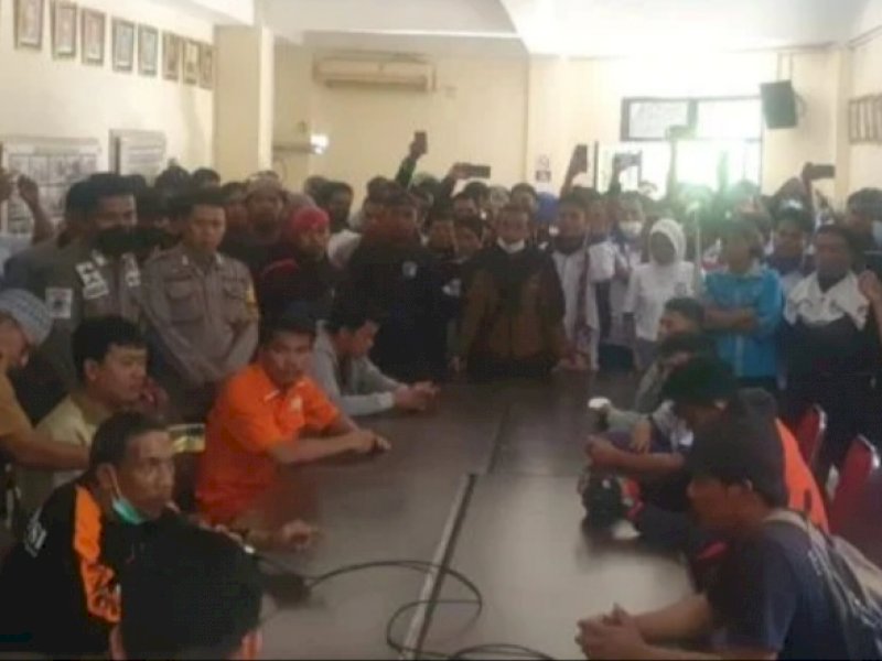 Tolak PHK Sepihak, Aliansi Mahasiswa dan Buruh Mandiri Gelar Aksi di DPRD Makassar