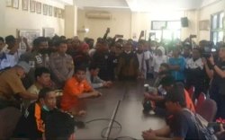 Tolak PHK Sepihak, Aliansi Mahasiswa dan Buruh Mandiri Gelar Aksi di DPRD Makassar