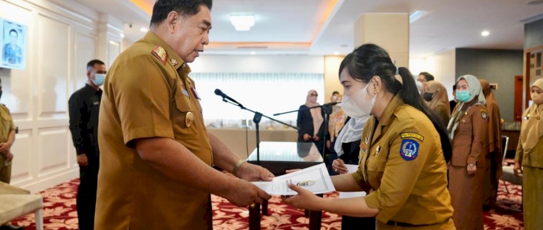 Sekretaris Daerah Provinsi Sulawesi Selatan (Sulsel), Abdul Hayat Gani, melantik 12 tenaga fungsional di lingkup Pemerintah Provinsi (Pemprov) Sulsel, di Baruga Lounge Kantor Gubernur, Senin, 12 September 2022. 
