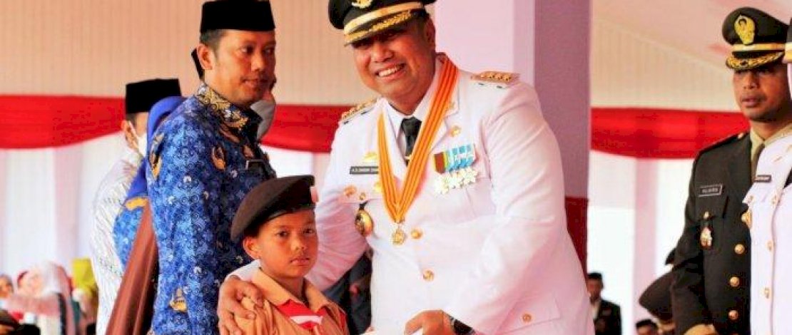 Bocah Pemanjat Tiang Bendera di Mallawa Dapat Hadiah dari Bupati Maros