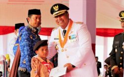 Bocah Pemanjat Tiang Bendera di Mallawa Dapat Hadiah dari Bupati Maros