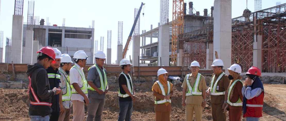 Kepala Bagian Perekonomian Setda Takalar, Muh Iqbal, saat meninjau progres pembangunan Rumah Sakit Internasional di Galesong.