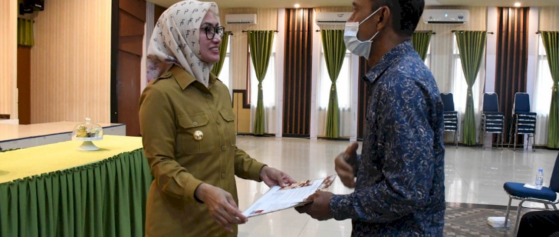 Bupati Luwu Utara Indah Putri Indriani, menyerahkan SK Pensiun TMT Bulan September dan Oktober dan SK Pensiun Janda/Duda, di Aula Lagaligo Kantor Bupati, Selasa, 13 September 2022.