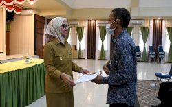 Bupati Lutra Serahkan SK Pensiun TMT Bulan September dan Oktober