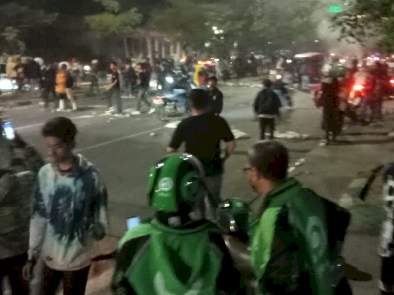 Pendemo BBM Tutup Jalan, Pengendara Putar Balik