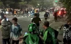 Pendemo BBM Tutup Jalan, Pengendara Putar Balik