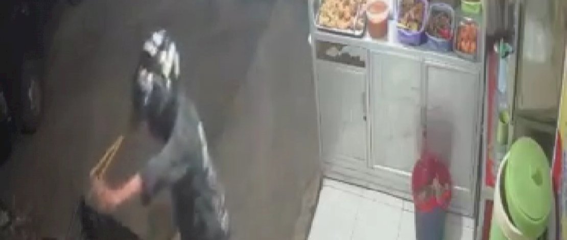 Peristiwa terjadi di sebuah warung makan di Jalan Perintis Kemerdekaan, kemarin, Kamis, 15 September 2022. Aksi perampokan itu pun terekam kamera CCTV. 
