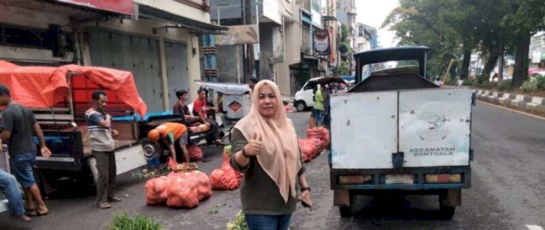  -Lurah Wajo Baru,Sitti  Hamdana saat menertibkan pedagang lapak yang masih menggunakan badan Jalan Veteran Pasar Kalimbu, Selasa (01/02/2022).

