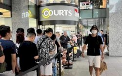 Ratusan Pembeli iPhone 14 Padati Outlet Apple di Singapura 