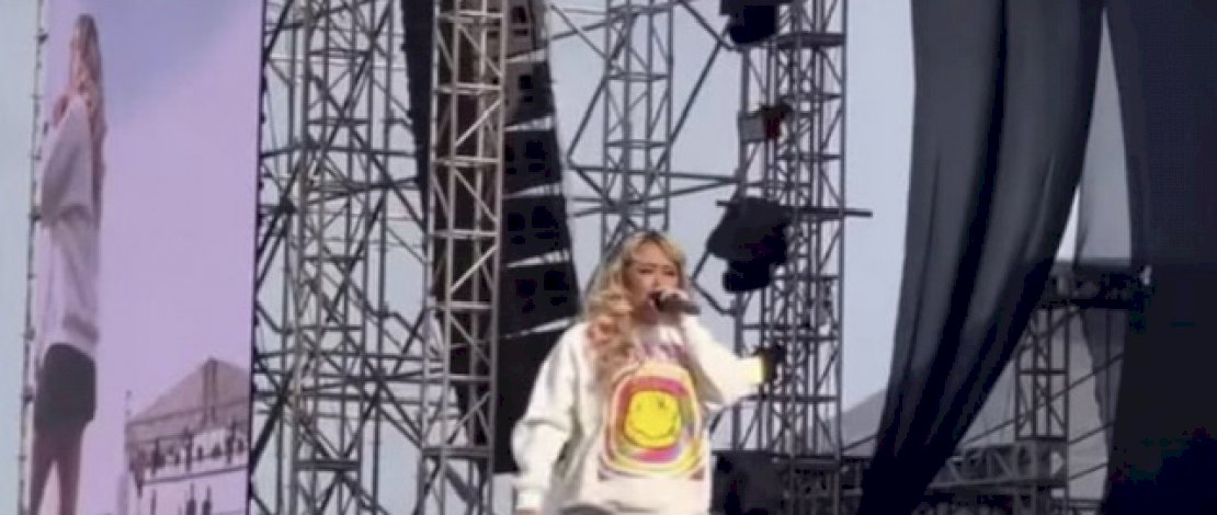 Pinkan Mambo Banjir Hujatan Karena Gaya Tiduran Saat Manggung, Ternyata Bayarannya Fantastis! 