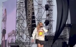 Pinkan Mambo Banjir Hujatan Karena Gaya Tiduran Saat Manggung, Ternyata Bayarannya Fantastis! 