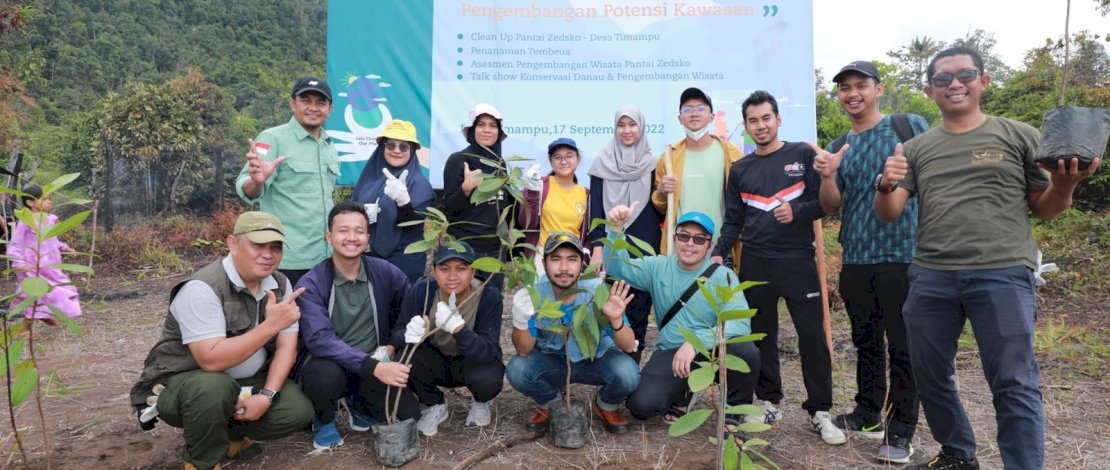 Dukung Program Konservasi Pesisir Danau Towuti, PT Vale Serahkan 200 Bibit Pohon Tembeuwa