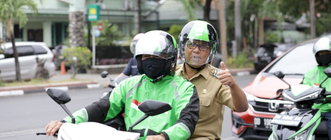Pesan Khusus Lewat Aplikasi, Danny Pomanto Diantar Pakai Motor Listrik ke Balai Kota Saat Ojol Day Pesan Khusus Lewat Aplikasi, Danny Pomanto Diantar Pakai Motor Listrik ke Balai Kota Saat Ojol Day