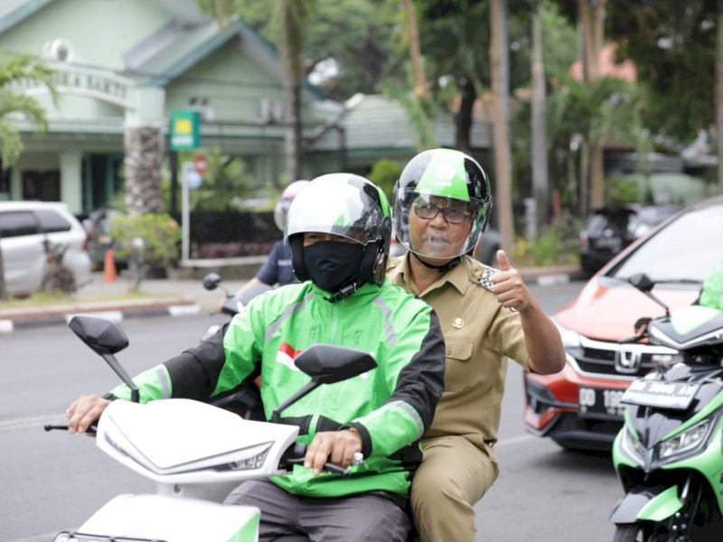 Pesan Khusus Lewat Aplikasi, Danny Pomanto Diantar Pakai Motor Listrik ke Balai Kota Saat Ojol Day
