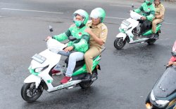 Naik Grab Bike , Danny Terobos Hujan Menuju Lokasi Kegiatan