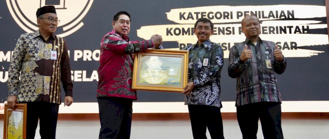 Sekretaris Daerah Provinsi Sulsel, Abdul Hayat Gani, menerima penghargaan BKN Award, Selasa, 20 September 2022.