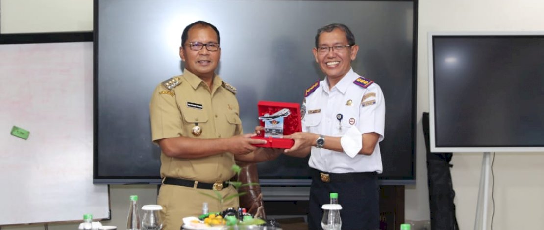 Wali Kota Makassar, Moh Ramdhan 'Danny' Pomanto saat bertemu dengan Direktur Politeknik Penerbangan Makassar, Saptandri Widiyanto, di Jalan Amirullah Makassar, Selasa, 20 September 2022.