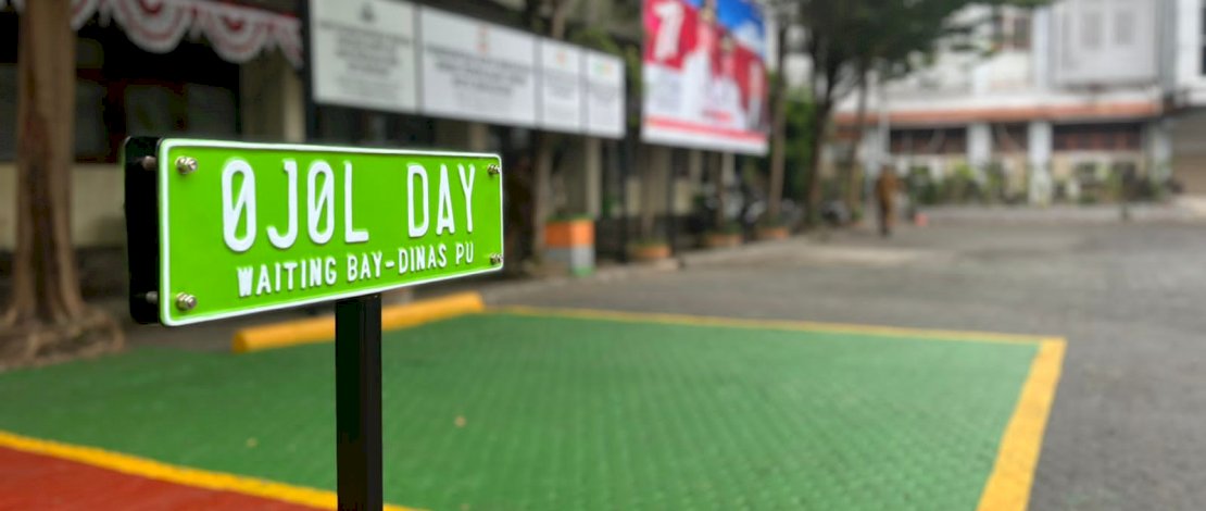 Parkiran di Balaikota Makassar nampak sepi setelah Wali Kota mengeluarkan Surat Edaran terkait Ojol Day.