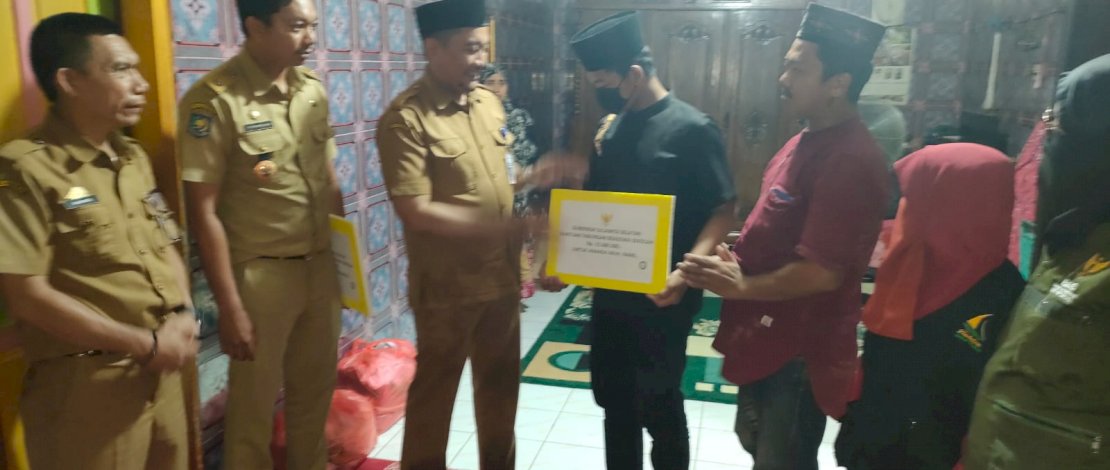 Tim Andalan Sulsel Peduli melayat serta menyerahkan bantuan berupa tabungan beasiswa kepada dua anak BR. Tim Andalan Sulsel Peduli melayat serta menyerahkan bantuan berupa tabungan beasiswa kepada dua anak BR.
