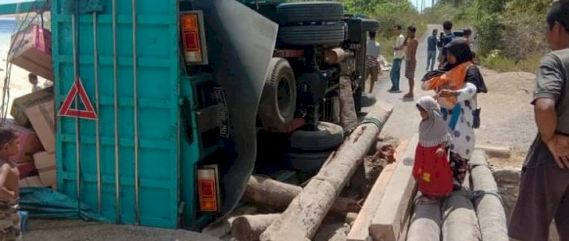 Jembatan Ambruk di Selayar, Mobil Truk Pengangkut Sembako Terguling