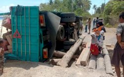 Jembatan Ambruk di Selayar, Mobil Truk Pengangkut Sembako Terguling